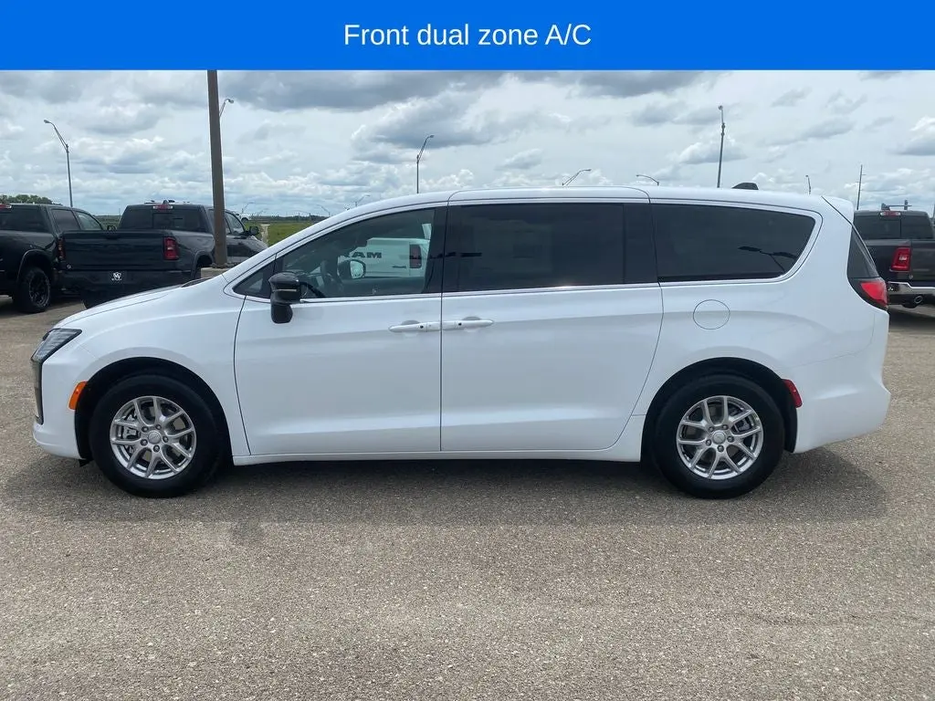 2027 Chrysler Pacifica Select photo 3