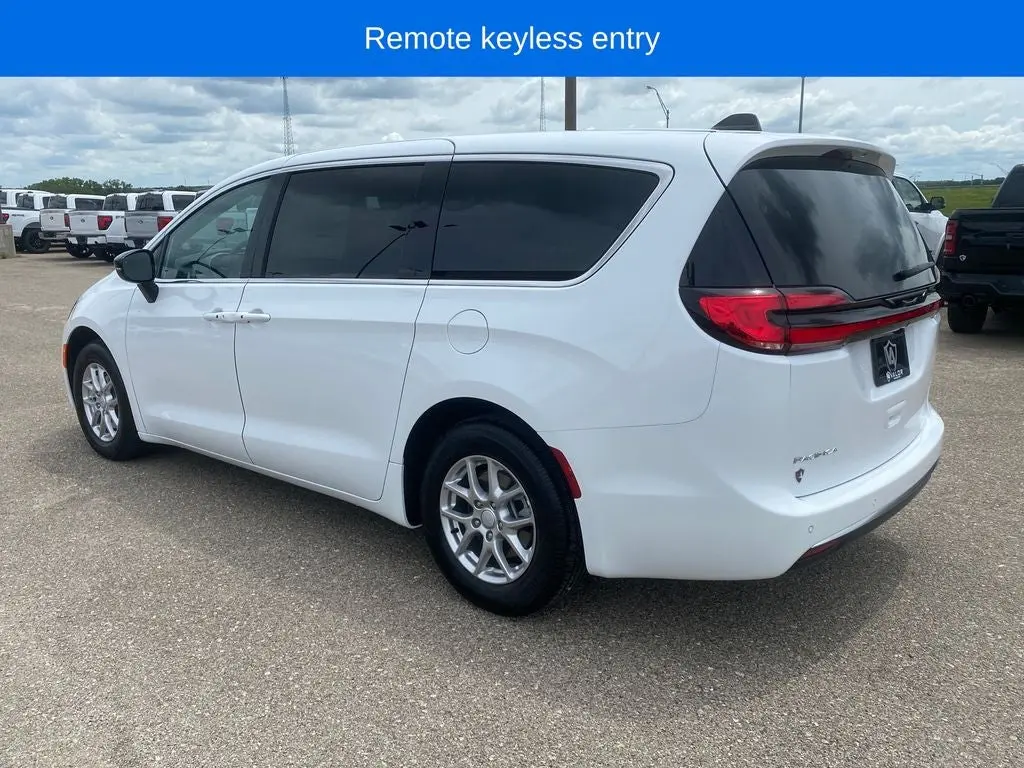 2027 Chrysler Pacifica Select photo 4