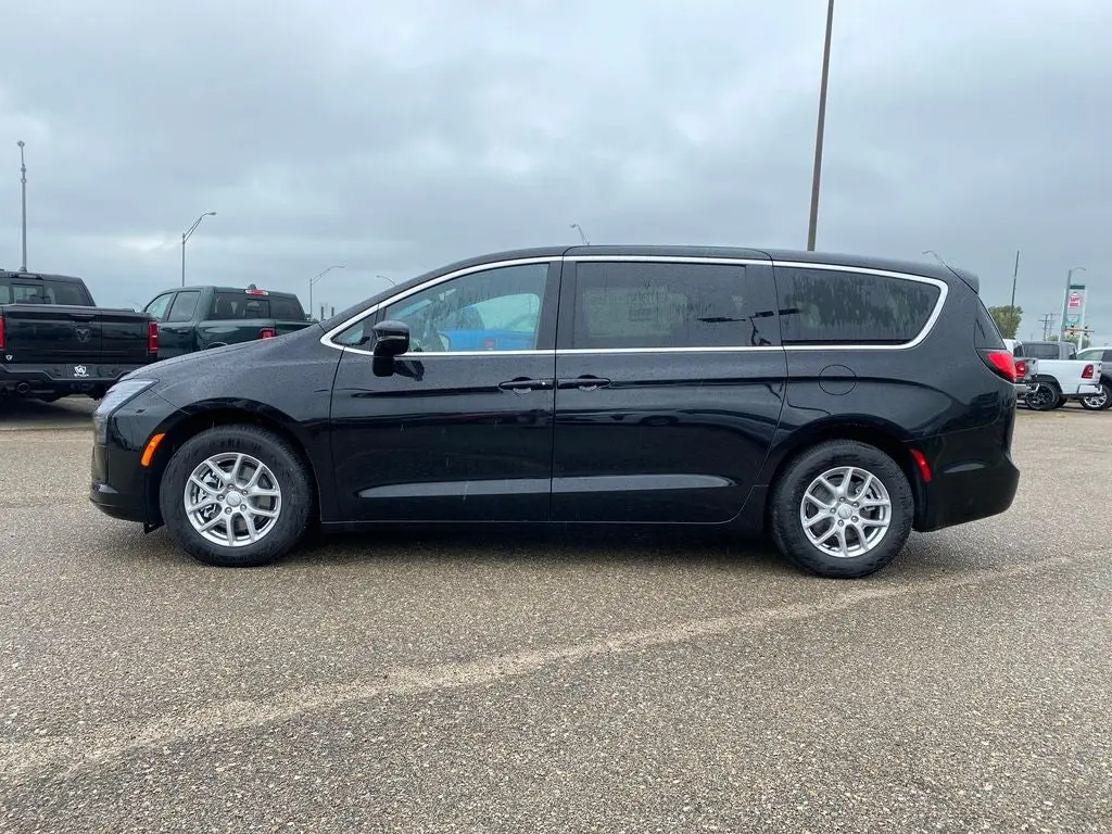 2027 Chrysler Pacifica Select photo 3