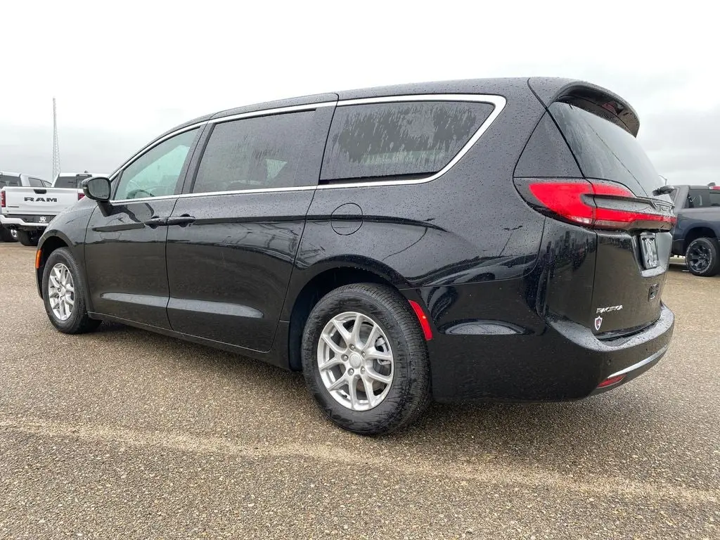 2027 Chrysler Pacifica Select photo 4