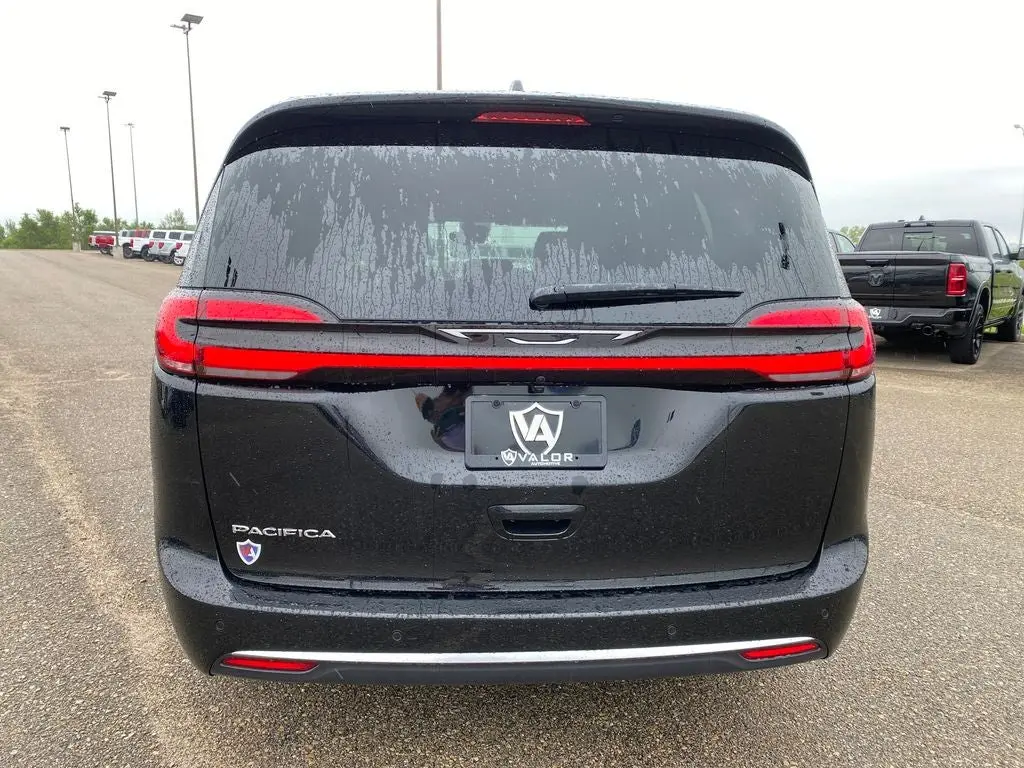 2027 Chrysler Pacifica Select photo 5