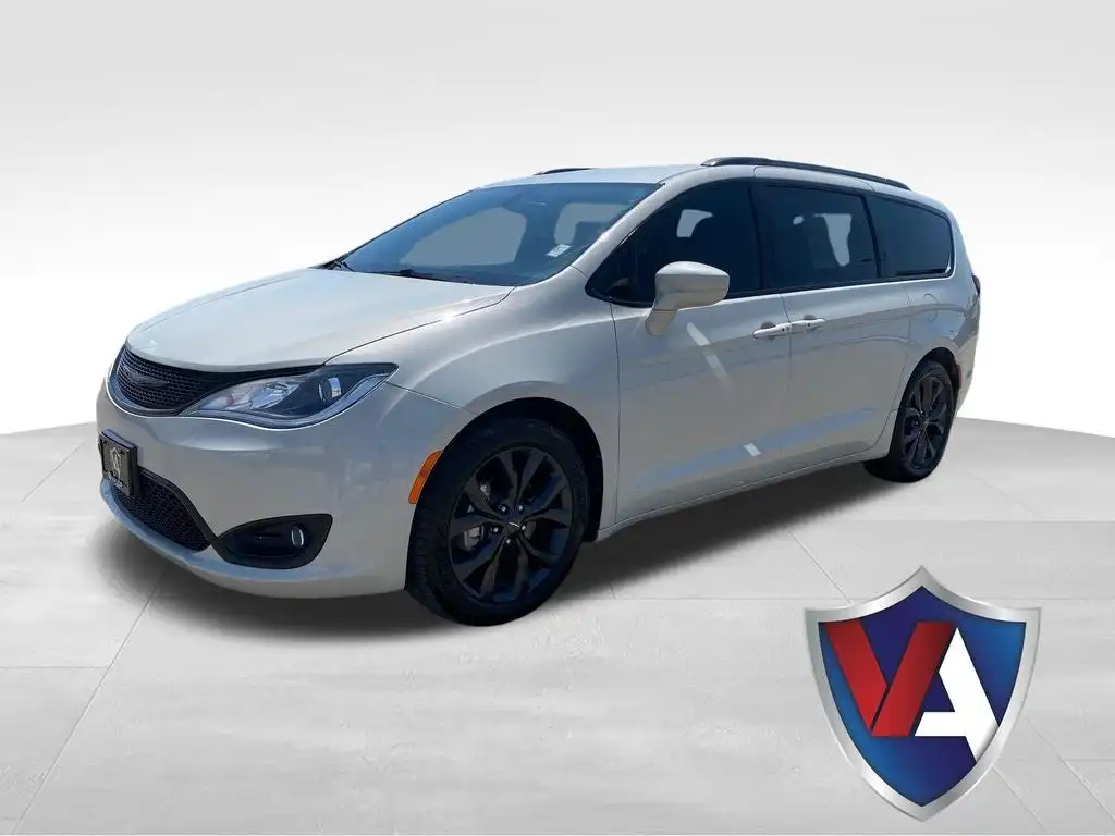 2019 Chrysler Pacifica Touring Plus's photo