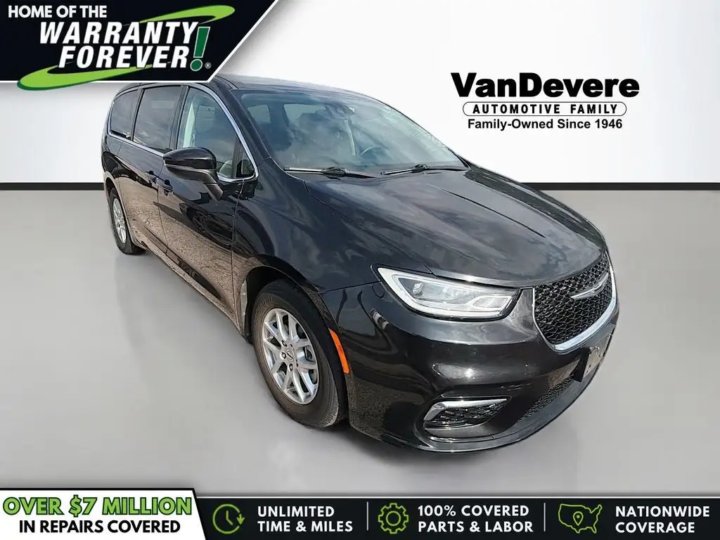 2023 Chrysler Pacifica Touring L photo 1