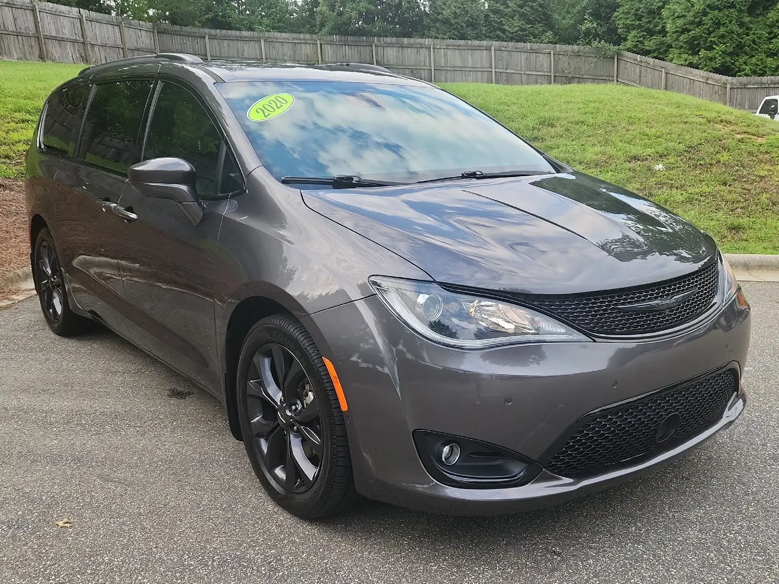 2020 Chrysler Pacifica Touring L photo 1