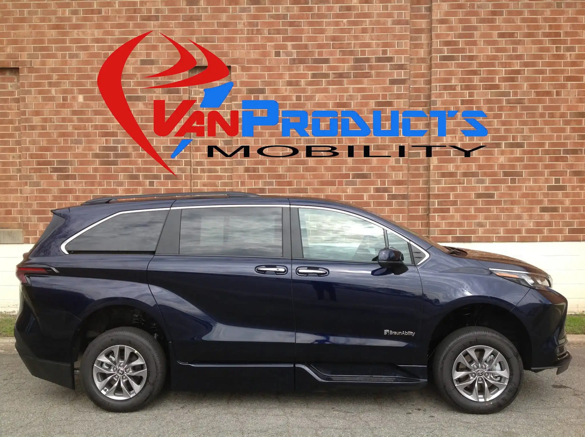 2026 Toyota Sienna XLE 7-Passenger Hybrid FWD's photo