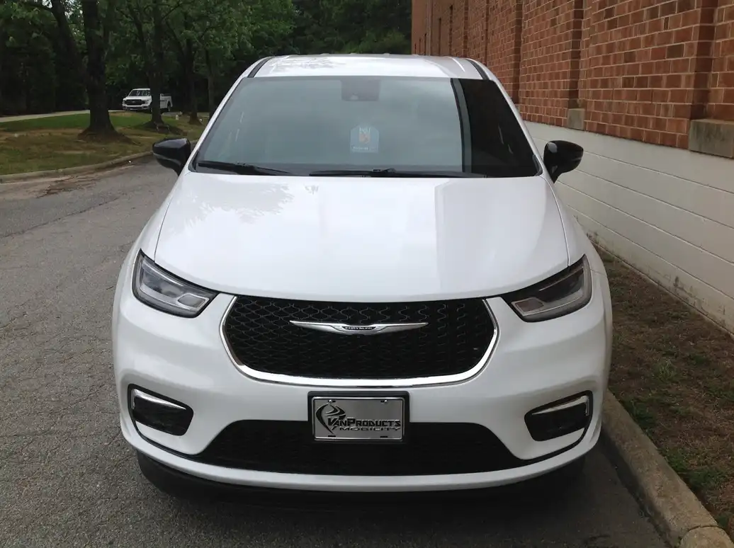 2025 Chrysler Pacifica Select's photo
