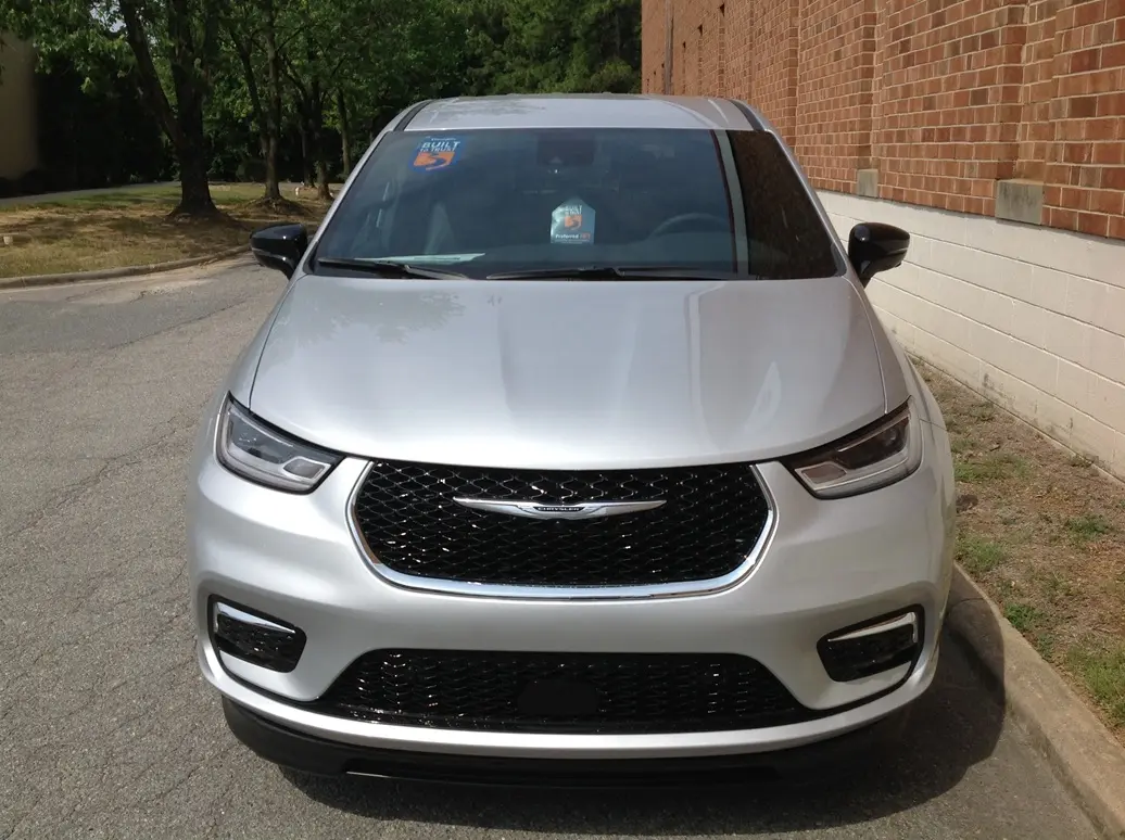 2026 Chrysler Pacifica Select photo 3