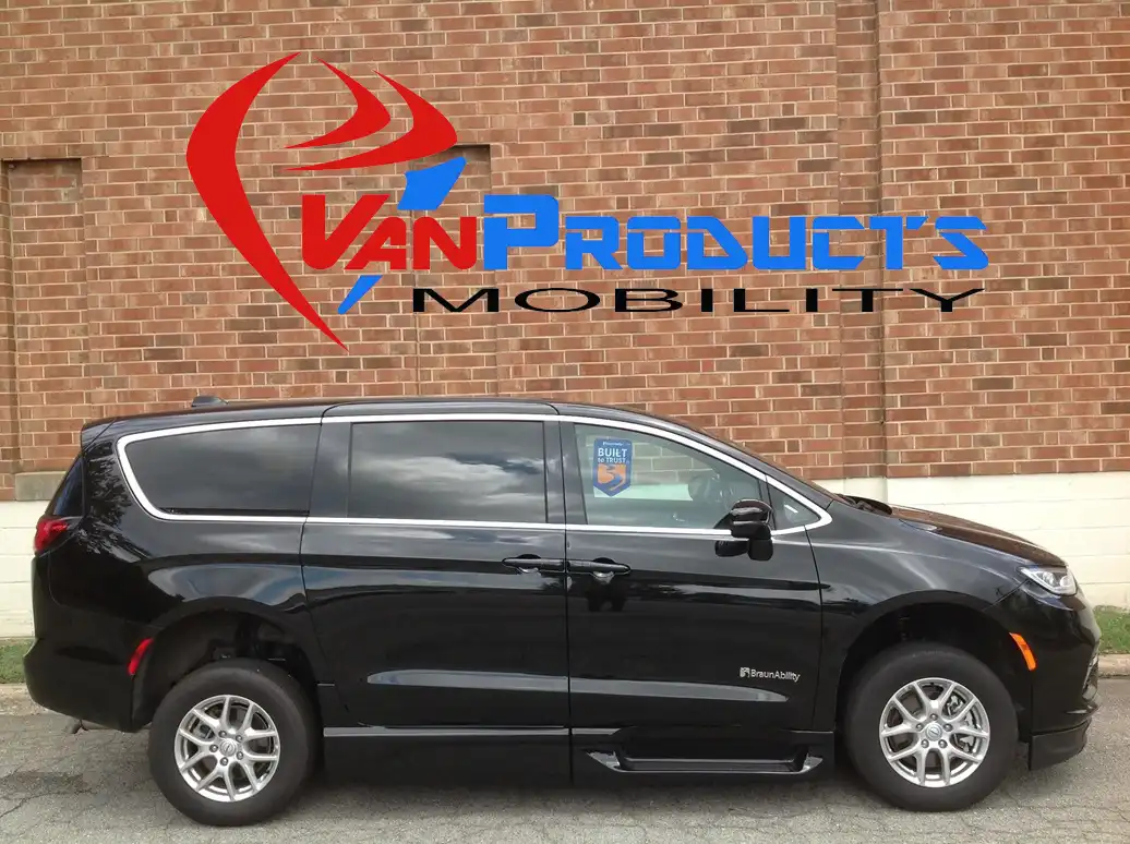 2025 Chrysler Pacifica Select's photo