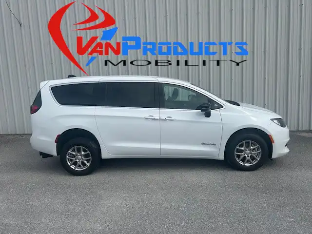 2026 Chrysler Voyager LX's photo