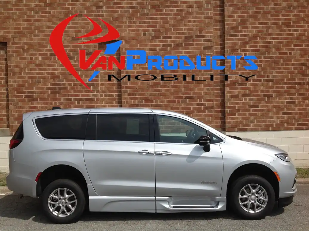 2026 Chrysler Pacifica Select's photo