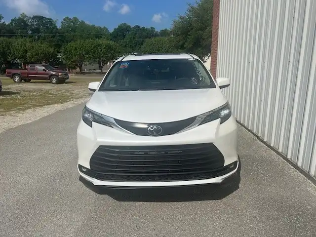 2026 Toyota Sienna XLE 7-Passenger Hybrid FWD's photo