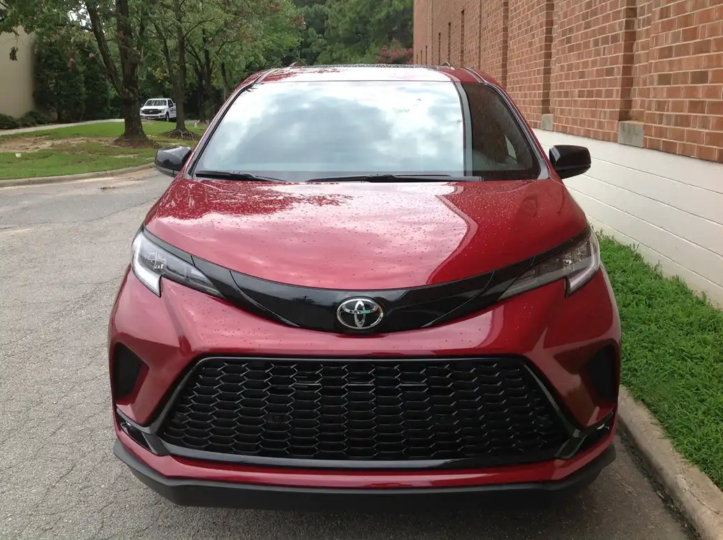 2026 Toyota Sienna XSE 7-Passenger Hybrid FWD's photo