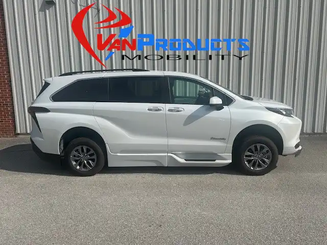 2026 Toyota Sienna XLE 7-Passenger Hybrid FWD's photo