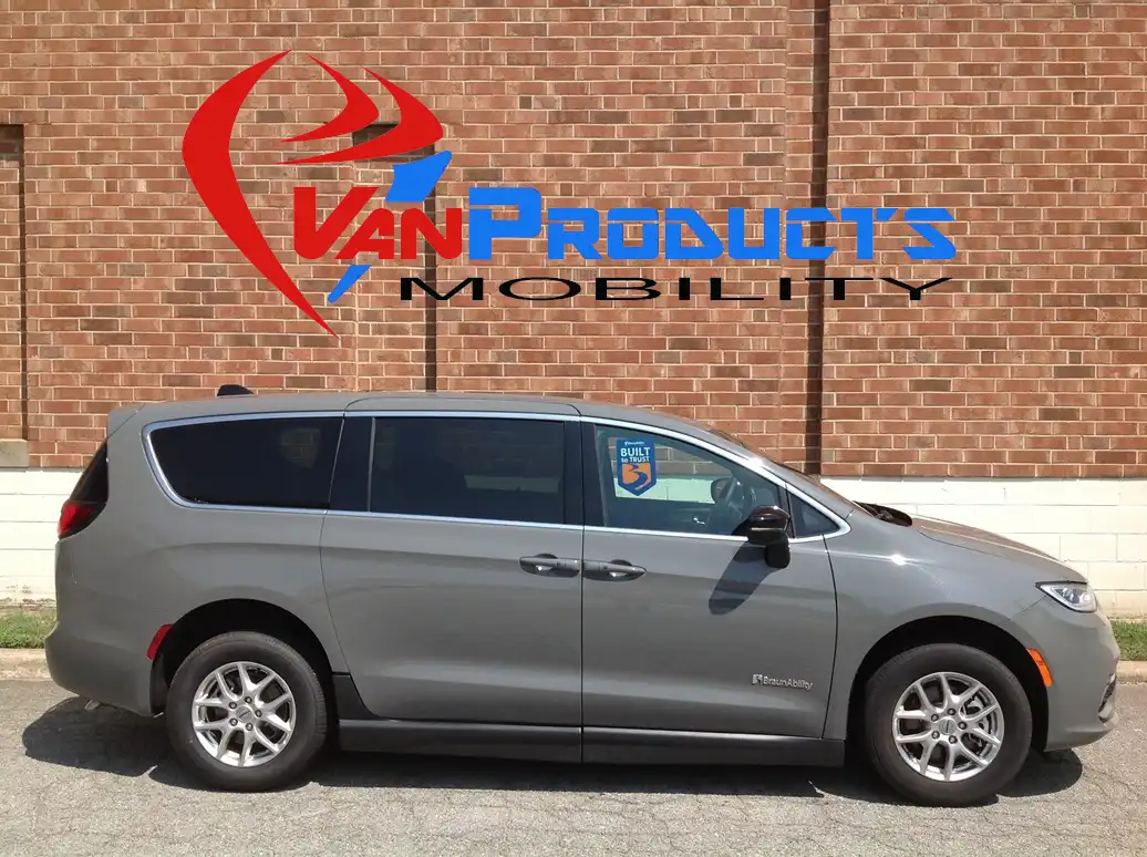 2025 Chrysler Pacifica Select's photo