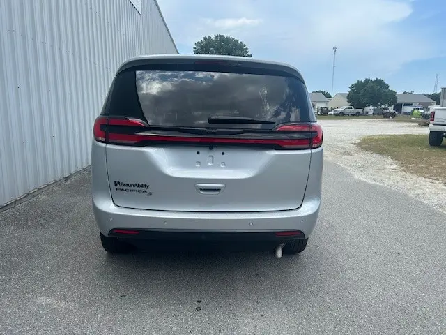 2026 Chrysler Pacifica Select photo 4