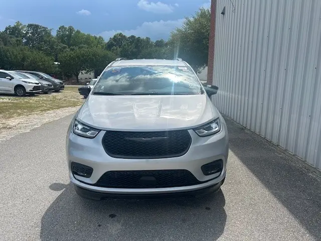 2026 Chrysler Pacifica Select photo 3