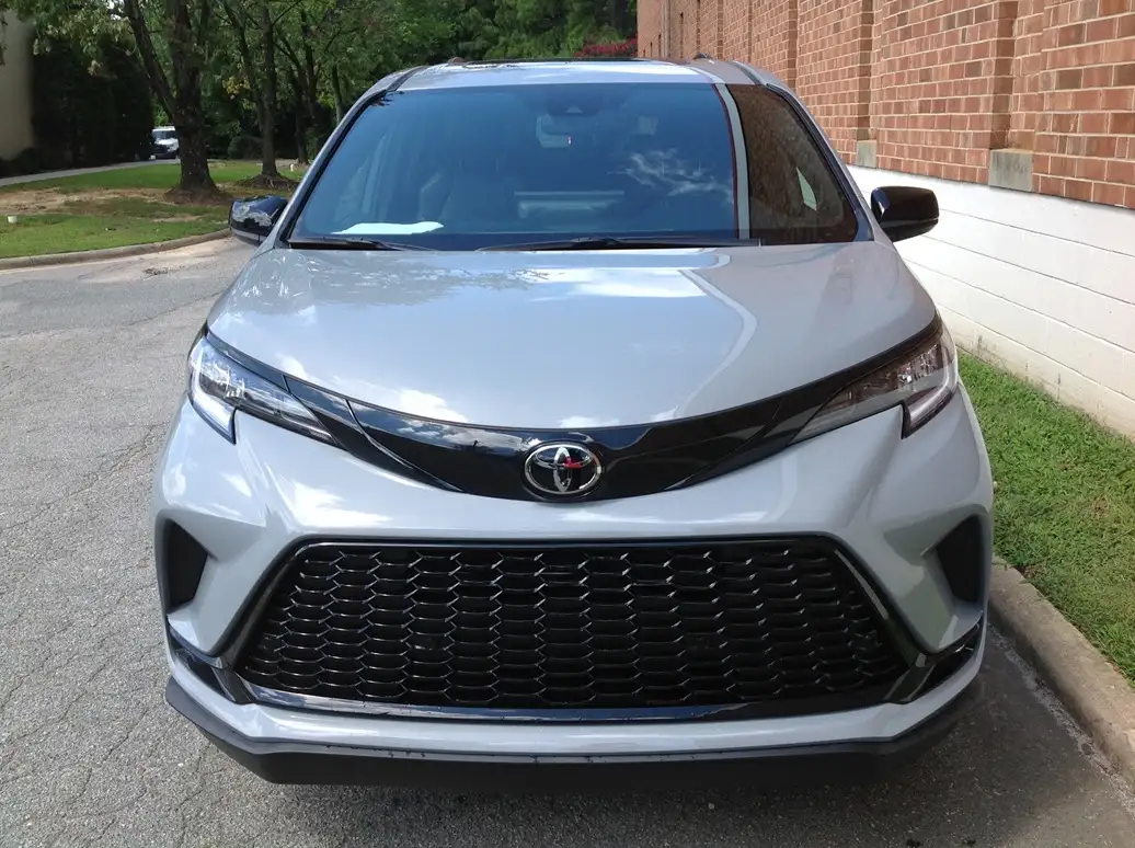 2026 Toyota Sienna XSE 7-Passenger Hybrid FWD's photo