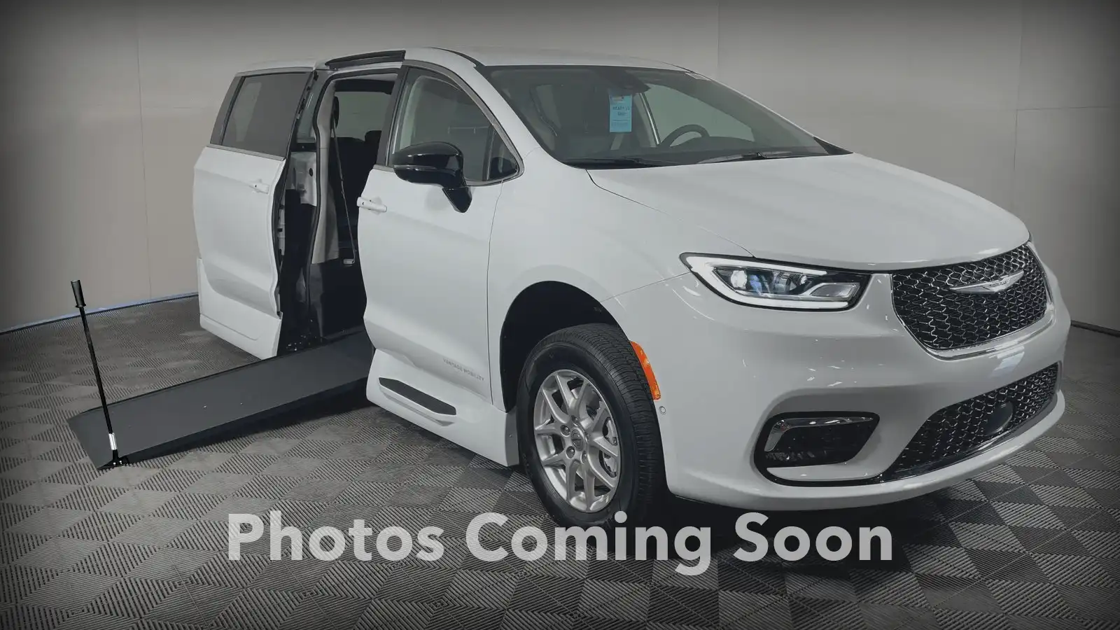 2027 Chrysler Pacifica Select's photo
