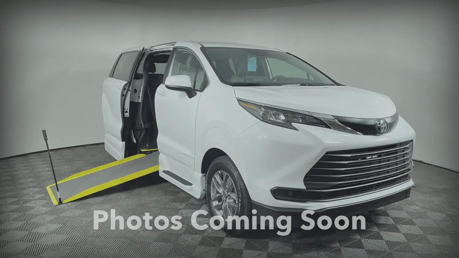 2026 Toyota Sienna LE 8-Passenger Hybrid FWD's photo
