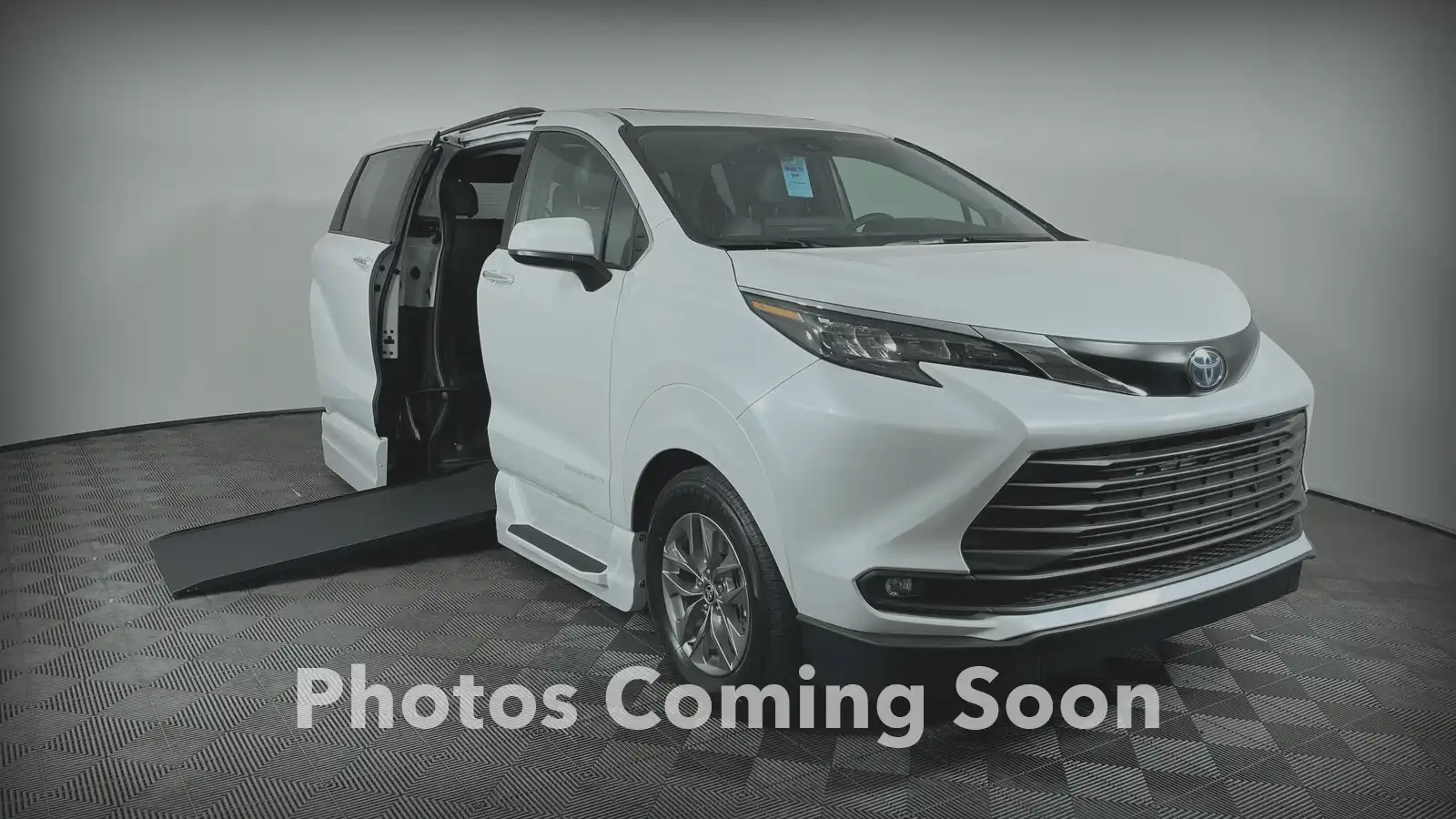 2026 Toyota Sienna XLE 7-Passenger Hybrid AWD's photo