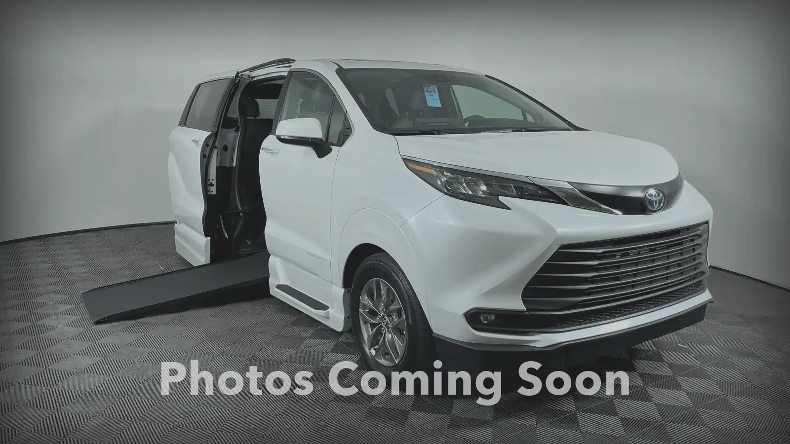 2026 Toyota Sienna XLE 7-Passenger Hybrid AWD's photo
