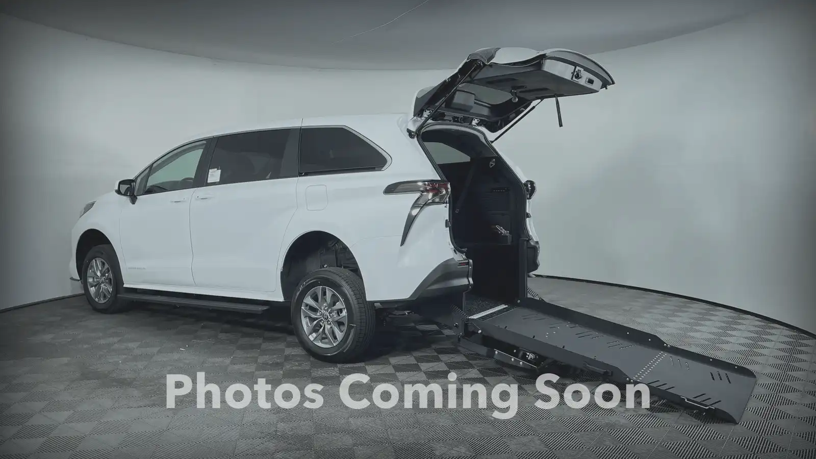 2026 Toyota Sienna LE 8-Passenger Hybrid FWD's photo