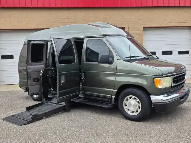 2002 Ford E-Series E-150 Van's photo