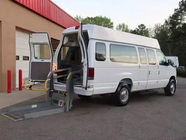 2005 Ford E-Series E-250 Extended's photo