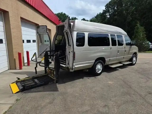 2011 Ford E-Series E-350 Super Duty Extended's photo