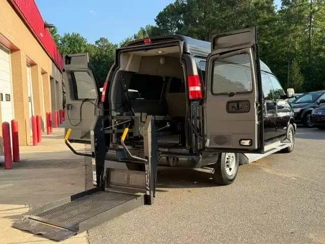 2005 Chevrolet Express 3500 Extended's photo