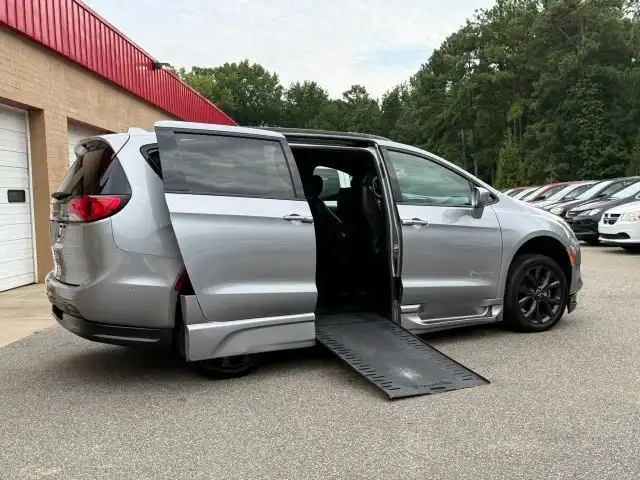 2020 Chrysler Pacifica Touring L's photo