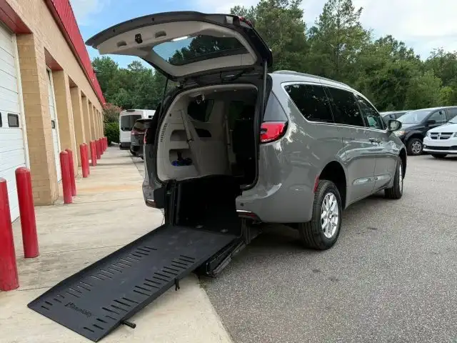 2022 Chrysler Pacifica Touring L's photo