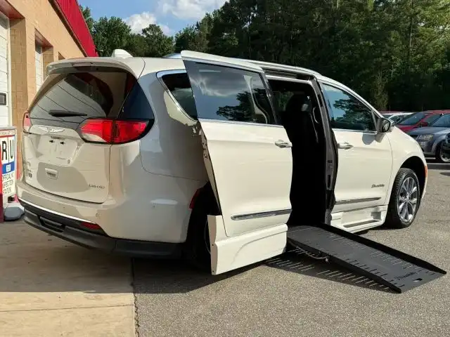 2020 Chrysler Pacifica Limited 35th Anniversary's photo