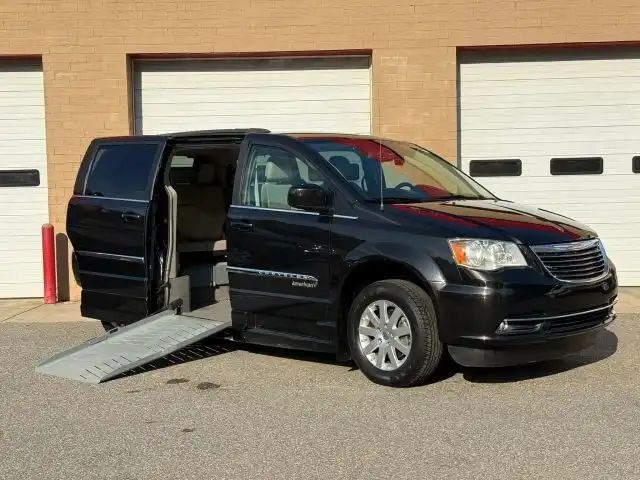 2014 Chrysler Town & Country Touring's photo