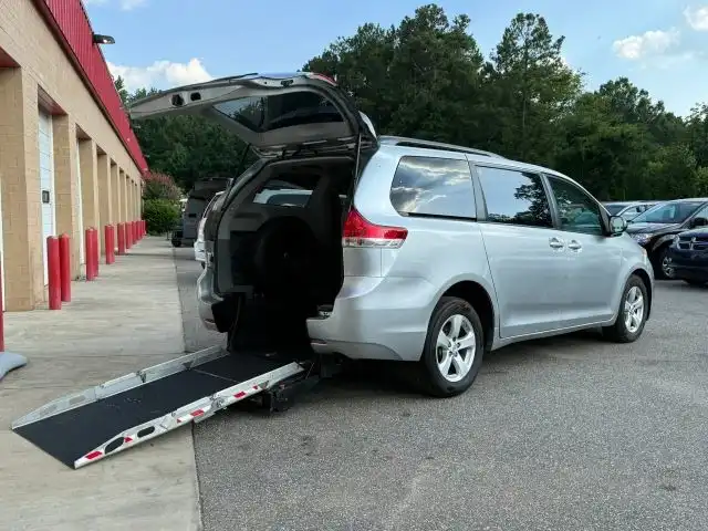 2014 Toyota Sienna LE V6 7-Passenger Access Seat's photo