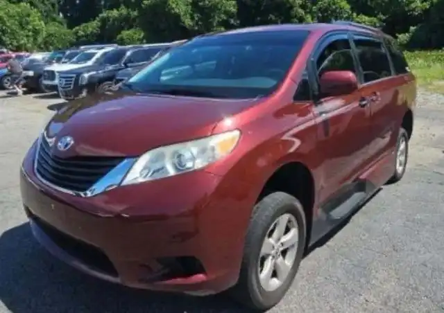 2013 Toyota Sienna LE V6 7-Passenger Access Seat's photo