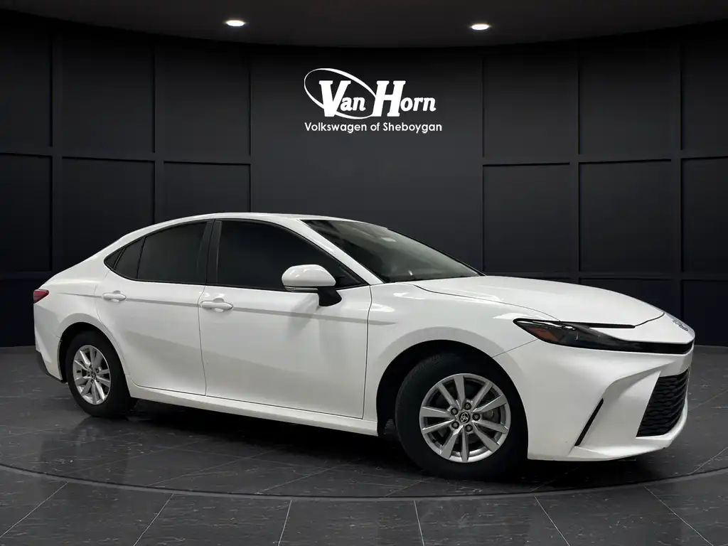 2025 Toyota Camry SE Hybrid's photo