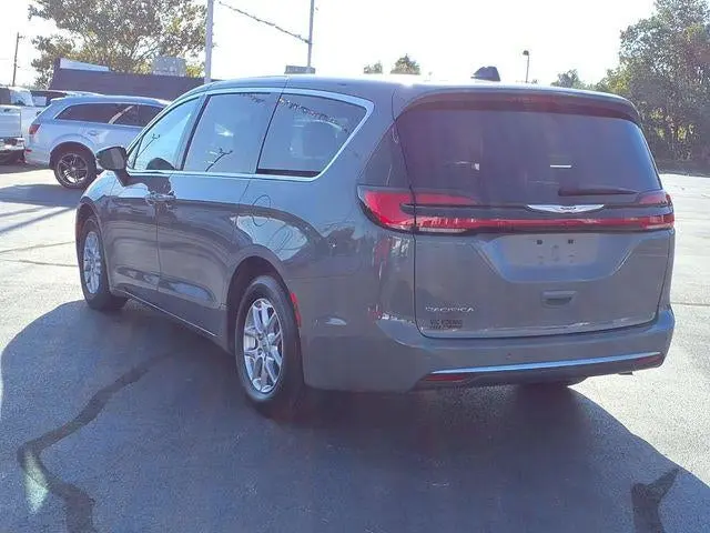 2025 Chrysler Pacifica Select photo 3