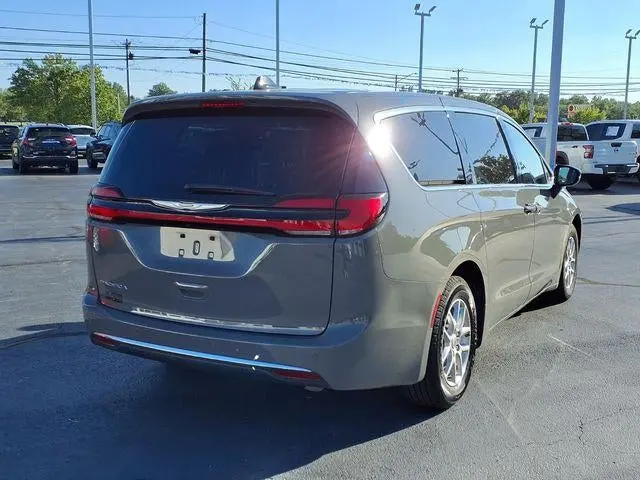 2025 Chrysler Pacifica Select photo 4