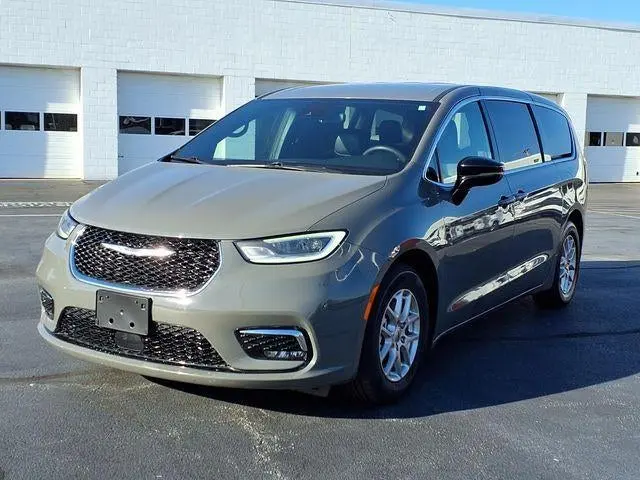 2025 Chrysler Pacifica Select photo 5