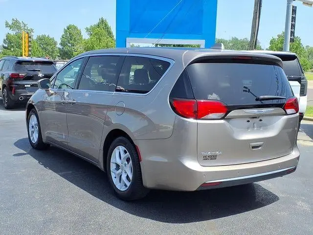 2018 Chrysler Pacifica Touring Plus photo 3