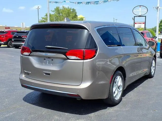 2018 Chrysler Pacifica Touring Plus photo 4