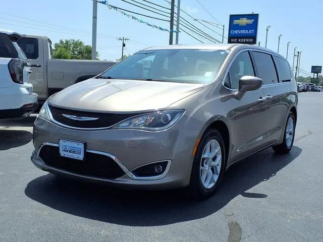 2018 Chrysler Pacifica Touring Plus photo 5