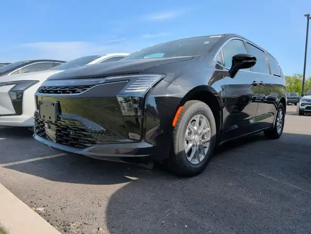 2027 Chrysler Pacifica Select's photo