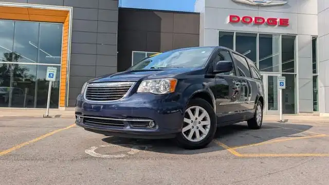 2016 Chrysler Town & Country Touring's photo