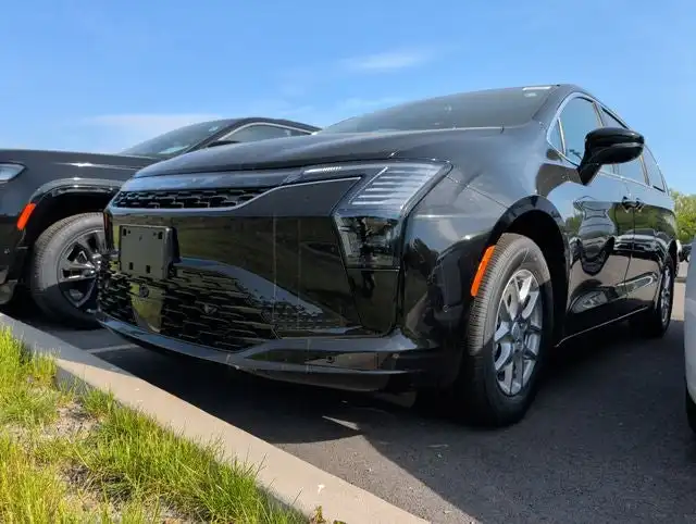 2027 Chrysler Pacifica Select's photo