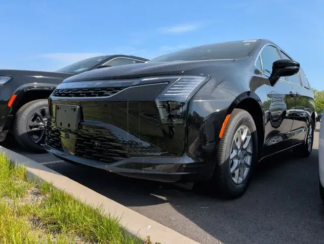 2027 Chrysler Pacifica Select's photo