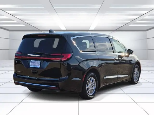 2025 Chrysler Pacifica Select photo 5