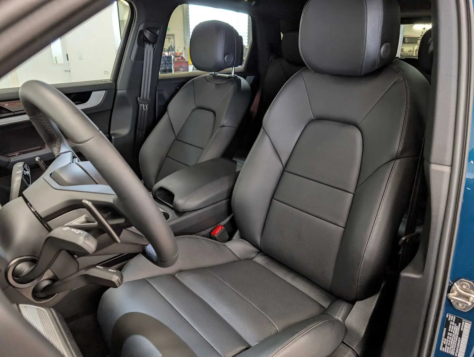 2025 Porsche Cayenne Base photo 5