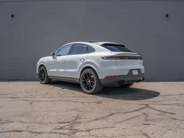 2025 Porsche Cayenne Base photo 3